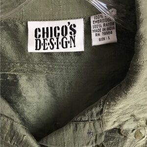Chico’s Design Button or leave open Top. Medium Green. Size 1